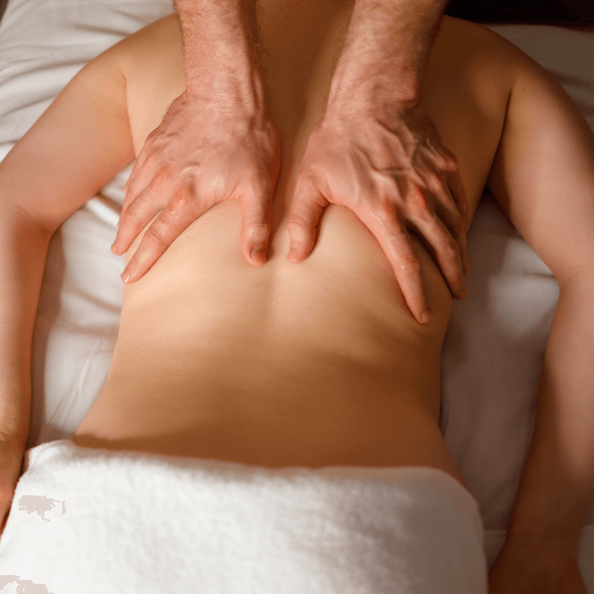 Masaje descontracturante en La Adrada aliviando tensión muscular en espalda y cuello con manos expertas, promoviendo movilidad y bienestar a domicilio