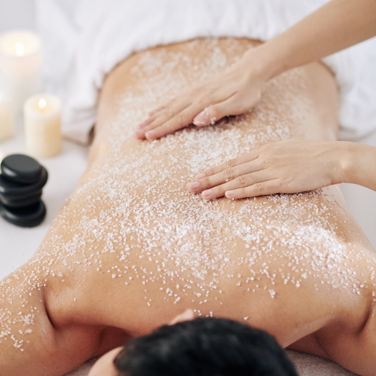 Masaje relajante en casa con exfoliación escapular con sales marinas - Imagen 5