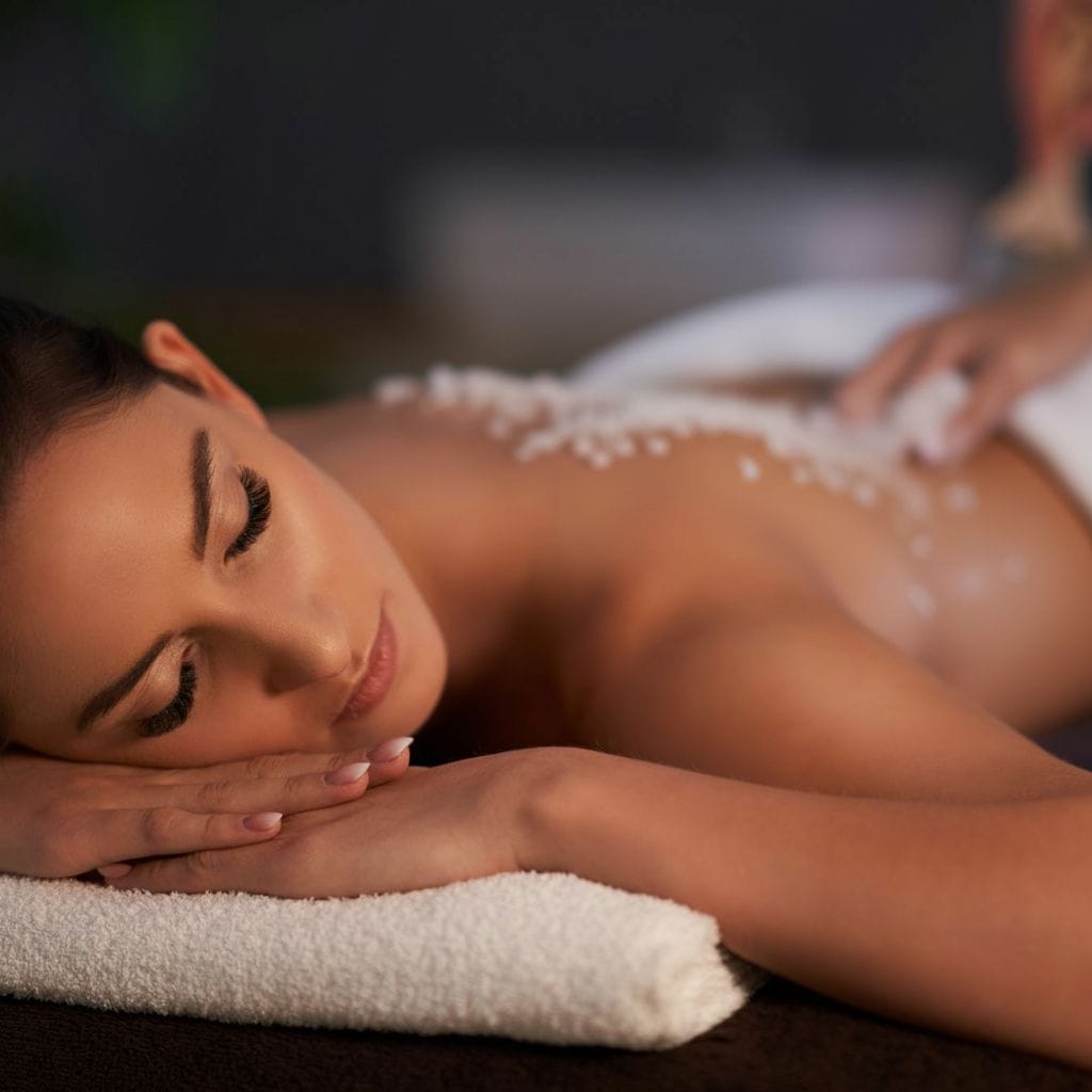 Mujer recibiendo masaje relajante en casa con exfoliación escapular en Arenas de San Pedro